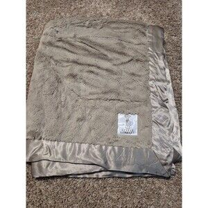 Little giraffe faux fur blanket grey